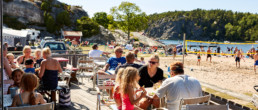 Ätande personer och stranden i bakgrunden.
