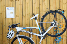 Cykel hänger på en vägg på Lagunen i Bohuslän.
